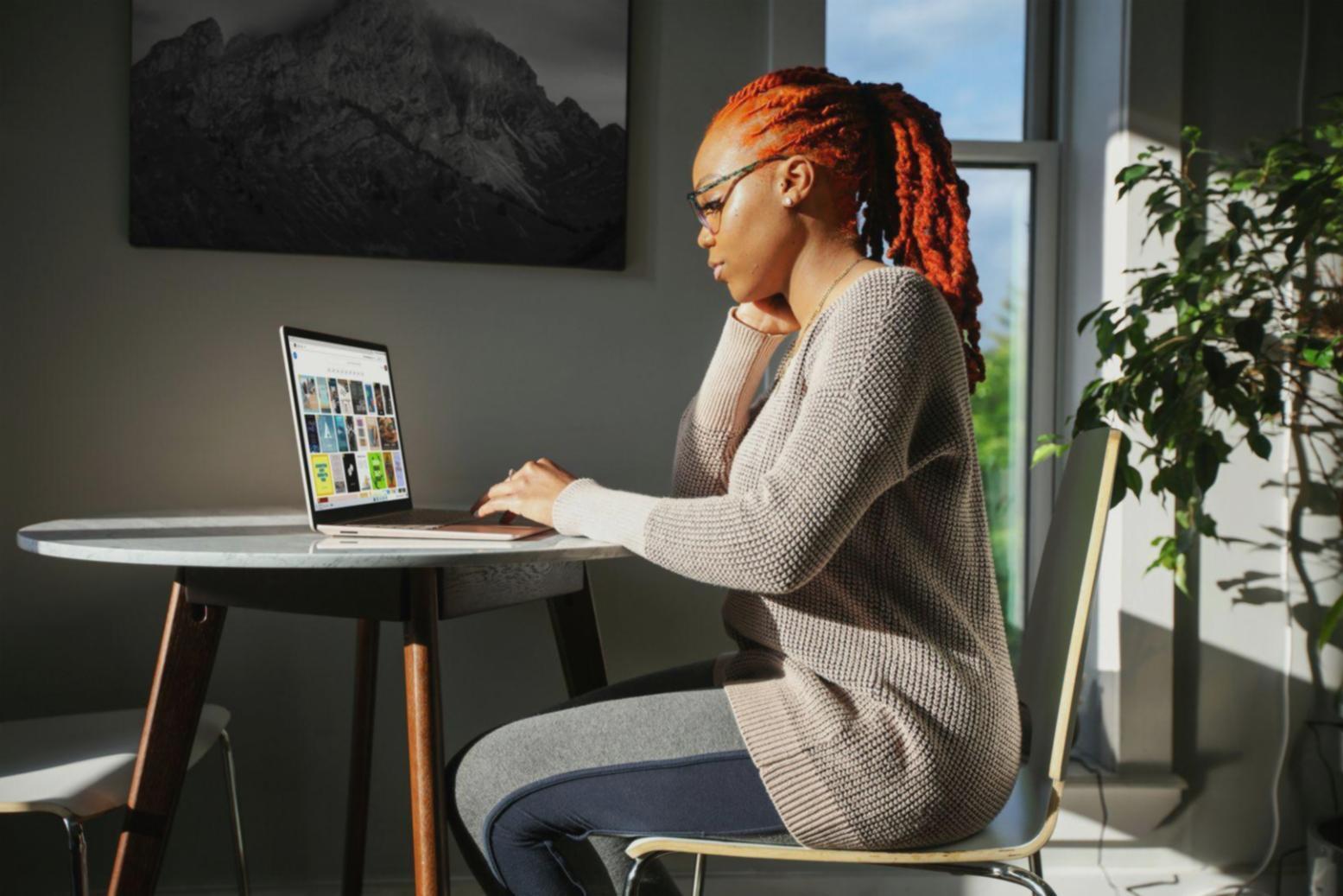 Bureau alunalexora à Nîmes avec espace de travail moderne